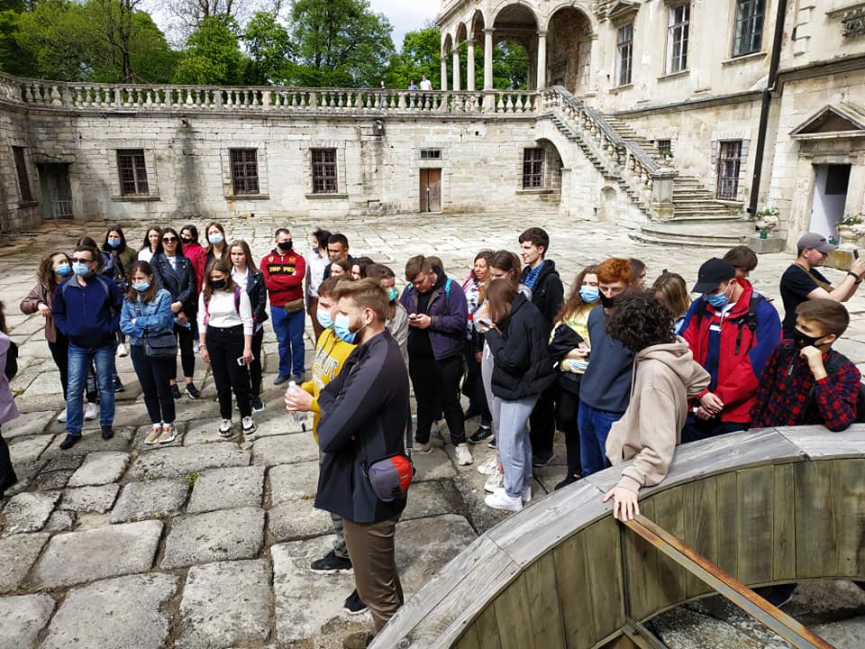  На подвір'ї Підгорецького замку